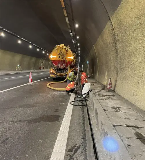 印江隧道排水渠清淤